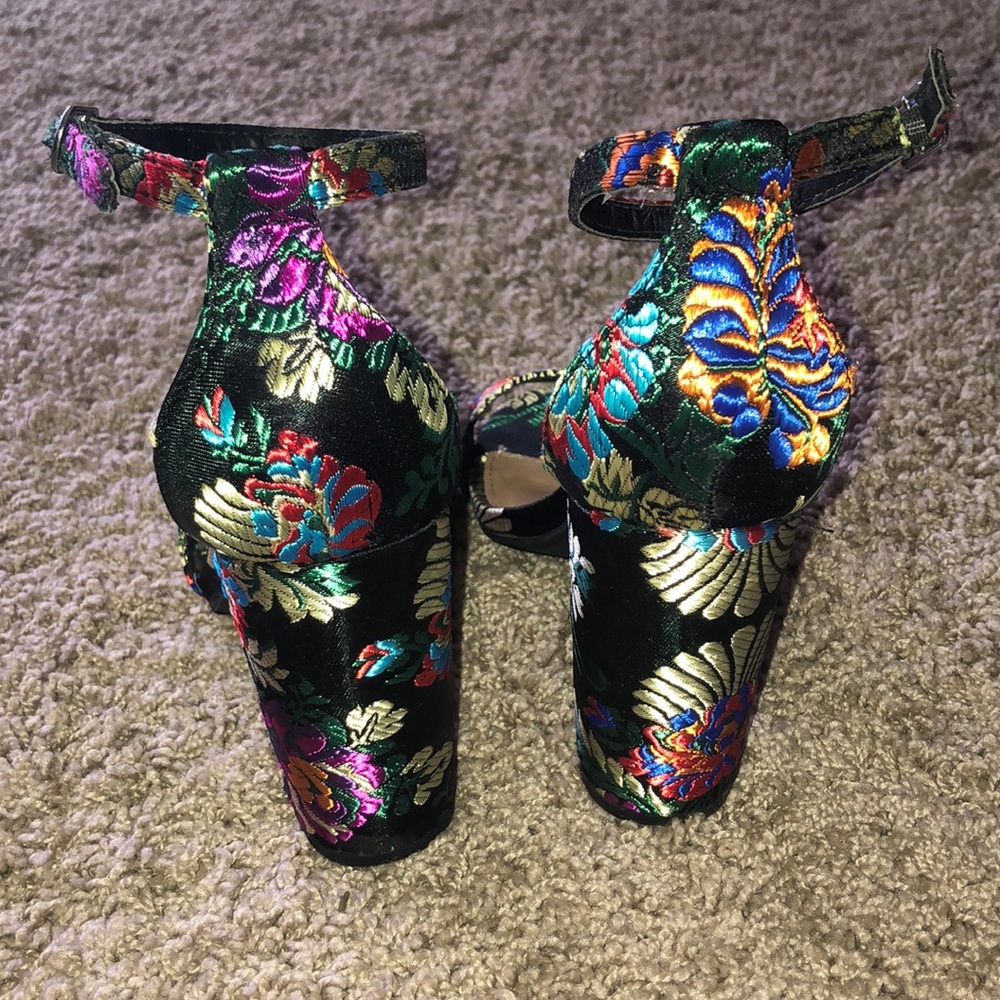 Chinese pattern heels - Picture 3 of 3